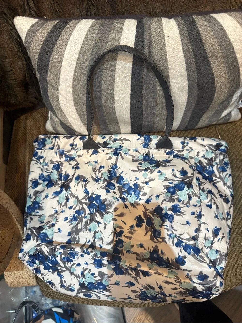 LeSportsac Blue Floral Nylon Tote beautiful & Clean - Picture 4 of 5